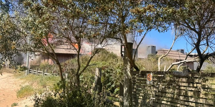 Voraz incendio destruyó una vivienda en José Ignacio y generó un amplio operativo de Bomberos