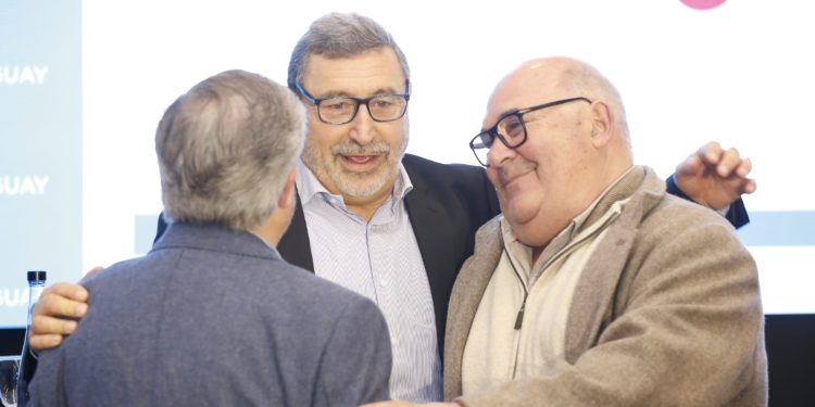 Somos Uruguay: Abella destacó el desafío de adaptar la salud y las empresas al avance de la tecnología