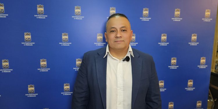 Sergio Márquez realizó exposición sobre “Punta del Este. Destino permanente”